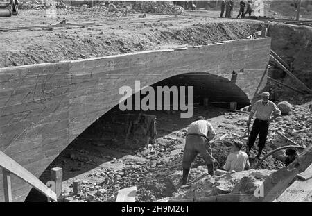 Warszawa, 1948-09. Budowa Trasy W-Z (Trasa Wschód-Zachód). NZ. Budowa tunelu przy placu Zamkowym. msa PAP Dok³adny dzieñ wydarzenia nieustalony. Warschau, September 1948. Der Bau der W-Z (Ost-West-Route). Im Bild: Der Bau eines Tunnels auf dem Zamkowy-Platz. msa PAP Stockfoto