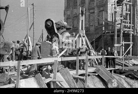 Warszawa, 1948-09. Budowa Trasy W-Z (Trasa Wschód-Zachód). NZ. Budowa tunelu przy placu Zamkowym. msa PAP Dok³adny dzieñ wydarzenia nieustalony. Warschau, September 1948. Der Bau der W-Z (Ost-West-Route). Im Bild: Der Bau eines Tunnels auf dem Zamkowy-Platz. msa PAP Stockfoto