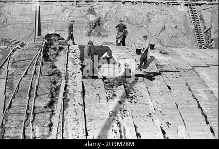 Warszawa, 1948-09. Budowa Trasy W-Z (Trasa Wschód-Zachód). NZ. uk³adanie papy na zbudowanym odcinku tunelu przy placu Zamkowym. msa PAP Dok³adny dzieñ wydarzenia nieustalony. Warschau, September 1948. Der Bau der W-Z (Ost-West) Route. Im Bild: Tarpaper-Verlegung auf dem konstruierten Tunnel auf dem Zamkowy-Platz. msa PAP Stockfoto