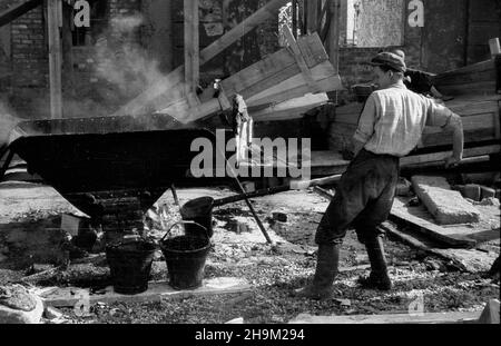 Warszawa, 1948-09. Budowa Trasy W-Z (Trasa Wschód-Zachód). NZ. prace przy budowie tunelu przy placu Zamkowym. Podgrzewanie smo³y. msa PAP Dok³adny dzieñ wydarzenia nieustalony. Warschau, September 1948. Der Bau der W-Z (Ost-West-Route). Im Bild: Der Bau eines Tunnels auf dem Zamkowy-Platz. Pitchheizung. msa PAP Stockfoto