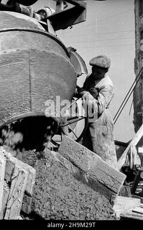 Warszawa, 1948-09. Budowa Trasy W-Z (Trasa Wschód-Zachód). NZ. Budowa tunelu przy placu Zamkowym. msa PAP Dok³adny dzieñ wydarzenia nieustalony. Warschau, September 1948. Der Bau der W-Z (Ost-West-Route). Im Bild: Der Bau eines Tunnels auf dem Zamkowy-Platz. msa PAP Stockfoto