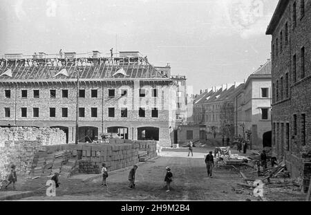 Warszawa, 1948-09. Budowa siedla mieszkaniowego przodowników pracy na Mariensztacie wed³ug projektów zespo³u architektów pod kierownictwem Zygmunta Stêpiñskiego i Józefa Sigalina. Nz. Rynek Mariensztacki, widok na ulicê Garbarsk¹. msa PAP Dok³adny dzieñ wydarzenia nieustalony. Warschau, September 1948. Die Wohnsiedlung Mariensztat für Helden der Arbeit wird nach dem Entwurf eines Architektenteams unter der Leitung von Zygmunt Stepinski und Jozef Sigalin errichtet. Im Bild: Mariensztat Markt, Blick auf die Garbarska Straße. msa PAP Stockfoto