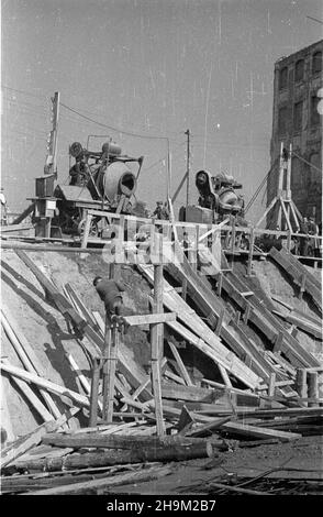 Warszawa, 1948-09. Budowa Trasy W-Z (Trasa Wschód-Zachód). NZ. Budowa tunelu przy placu Zamkowym. msa PAP Dok³adny dzieñ wydarzenia nieustalony. Warschau, September 1948. Der Bau der W-Z (Ost-West-Route). Im Bild: Der Bau eines Tunnels auf dem Zamkowy-Platz. msa PAP Stockfoto