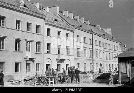 Warszawa, 1948-09. Budowa siedla mieszkaniowego przodowników pracy na Mariensztacie wed³ug projektów zespo³u architektów pod kierownictwem Zygmunta Stêpiñskiego i Józefa Sigalina. msa PAP Dok³adny dzieñ wydarzenia nieustalony. Warschau, September 1948. Die Mariensztat-Siedlung für Helden der Arbeit wird nach dem Entwurf eines Architektenteams unter der Leitung von Zygmunt Stepinski und Jozef Sigalin errichtet. msa PAP Stockfoto