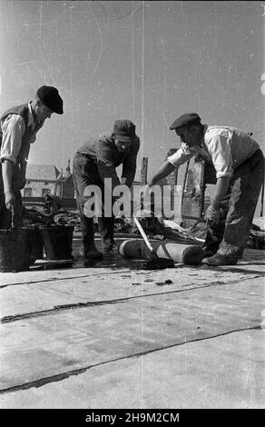 Warszawa, 1948-09. Budowa Trasy W-Z (Trasa Wschód-Zachód). NZ. prace przy budowie tunelu przy placu Zamkowym. Uk³adanie papy i smo³owanie. msa PAP Dok³adny dzieñ wydarzenia nieustalony. Warschau, September 1948. Der Bau der W-Z (Ost-West-Route). Im Bild: Der Bau eines Tunnels auf dem Zamkowy Square.Tar Papier und Pitch Abdeckung. msa PAP Stockfoto