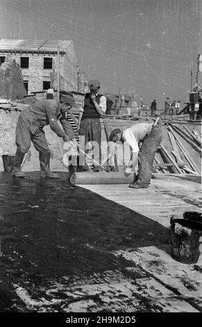 Warszawa, 1948-09. Budowa Trasy W-Z (Trasa Wschód-Zachód). NZ. prace przy budowie tunelu przy placu Zamkowym. Uk³adanie papy i smo³owanie. msa PAP Dok³adny dzieñ wydarzenia nieustalony. Warschau, September 1948. Der Bau der W-Z (Ost-West) Route. Im Bild: Der Tunnel in der Nähe der Miodowa Straße wird gerade gebaut. Teer- und Teerpapier-Verlegung. msa PAP Stockfoto