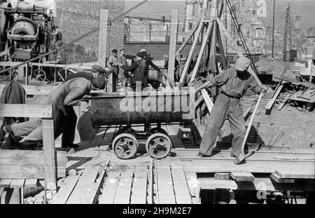 Warszawa, 1948-09. Budowa Trasy W-Z (Trasa Wschód-Zachód). NZ. prace przy budowie tunelu przy placu Zamkowym. Transport cementu wagonetkami. msa PAP Dok³adny dzieñ wydarzenia nieustalony. Warschau, September 1948. Der Bau der W-Z (Ost-West-Route). Im Bild: Der Bau eines Tunnels auf dem Zamkowy-Platz. Zementtransport. msa PAP Stockfoto