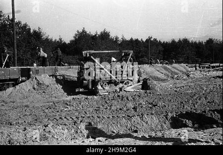 Stettin, 1948-09. Rozbudowa Portu Szczeciñskiego. Budowa stacji rozrz¹dowej, która bêdzie obs³ugiwa³a basen prze³adunkowy. msa PAP Dok³adny dzieñ wydarzenia nieustalony. Szczecin, September 1948. Die Entwicklung des Hafens von Stettin. Der Bau des Rangierbahnhofs für den Betrieb des Umladebeckens. msa PAP Stockfoto