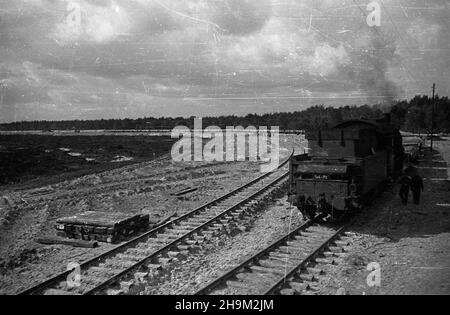 Stettin, 1948-09. Rozbudowa Portu Szczeciñskiego. Budowa stacji rozrz¹dowej, która bêdzie obs³ugiwa³a basen prze³adunkowy. msa PAP Dok³adny dzieñ wydarzenia nieustalony. Szczecin, September 1948. Die Entwicklung des Hafens von Stettin. Der Bau des Rangierbahnhofs für den Betrieb des Umladebeckens. msa PAP Stockfoto