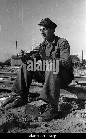 Stettin, 1948-09. Rozbudowa Portu Szczeciñskiego. Budowa stacji rozrz¹dowej, która bêdzie obs³ugiwa³a basen prze³adunkowy. NZ. robotnik. msa PAP Dok³adny dzieñ wydarzenia nieustalony. Szczecin, September 1948. Die Entwicklung des Hafens von Stettin. Der Bau des Rangierbahnhofs für den Betrieb des Umladebeckens. Im Bild: Ein Arbeiter. msa PAP Stockfoto