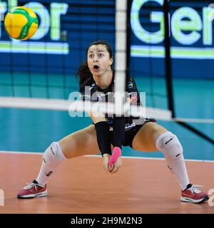 Liberec, Tschechische Republik. 07th Dez 2021. Eleonora Fersino aus Novara in Aktion beim zweiten Lauf der Champions League der Frauen, Gruppe C, Dukla Liberec gegen Novara in Liberec, Tschechien, 7. Dezember 2021. Kredit: Radek Petrasek/CTK Foto/Alamy Live Nachrichten Stockfoto