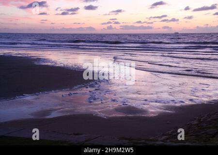 Farbenfroher Sonnenuntergang an der Küste. Wunderschöne Farben. Stockfoto