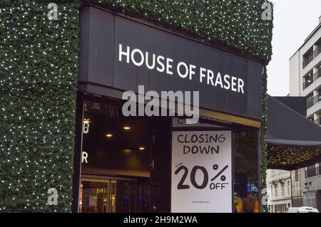 London, Großbritannien. 7th. Dezember 2021. Verkaufsabschluss im Kaufhaus House of Fraser in der Oxford Street. Kredit: Vuk Valcic / Alamy Live Nachrichten Stockfoto