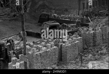 Warszawa, 1948-09. Budowa siedla mieszkaniowego przodowników pracy na Mariensztacie wed³ug projektów zespo³u architektów pod kierownictwem Zygmunta Stêpiñskiego i Józefa Sigalina. NZ. wy³adunek cegie³ z ciê¿arówek. wb PAP Dok³adny dzieñ wydarzenia nieustalony. Warschau, September 1948. Bau einer Wohnsiedlung für Heroes of Labor im Stadtteil Mariensztat. Das Anwesen wurde von einem Team von Architekten unter der Leitung von Zygmunt Stepinski und Jozef Sigalin entworfen. Bild: Entladen von Ziegeln von Lastkraftwagen. wb PAP Stockfoto