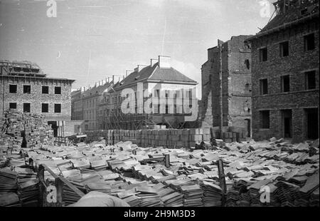 Warszawa, 1948-09. Budowa siedla mieszkaniowego przodowników pracy na Mariensztacie wed³ug projektów zespo³u architektów pod kierownictwem Zygmunta Stêpiñskiego i Józefa Sigalina. NZ. materia³y budowlane na rynku Mariensztackim. wb PAP Dok³adny dzieñ wydarzenia nieustalony. Warschau, September 1948. Bau einer Wohnsiedlung für Heroes of Labor im Stadtteil Mariensztat. Das Anwesen wurde von einem Team von Architekten unter der Leitung von Zygmunt Stepinski und Jozef Sigalin entworfen. Im Bild: Baustoffe auf dem Mariensztat Marktplatz. wb PAP Stockfoto