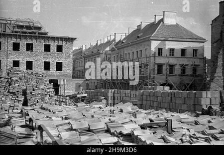 Warszawa, 1948-09. Budowa siedla mieszkaniowego przodowników pracy na Mariensztacie wed³ug projektów zespo³u architektów pod kierownictwem Zygmunta Stêpiñskiego i Józefa Sigalina. NZ. materia³y budowlane na rynku Mariensztackim. wb PAP Dok³adny dzieñ wydarzenia nieustalony. Warschau, September 1948. Bau einer Wohnsiedlung für Heroes of Labor im Stadtteil Mariensztat. Das Anwesen wurde von einem Team von Architekten unter der Leitung von Zygmunt Stepinski und Jozef Sigalin entworfen. Im Bild: Baustoffe auf dem Mariensztat Marktplatz. wb PAP Stockfoto