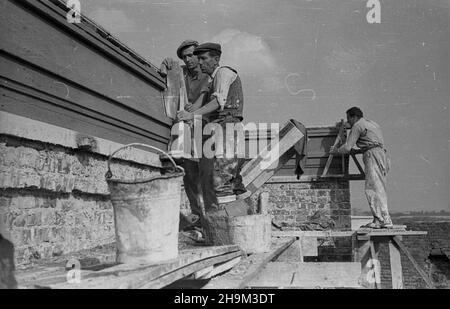 Warszawa, 1948-09. Budowa siedla mieszkaniowego przodowników pracy na Mariensztacie wed³ug projektów zespo³u architektów pod kierownictwem Zygmunta Stêpiñskiego i Józefa Sigalina. wb PAP Dok³adny dzieñ wydarzenia nieustalony. Warschau, September 1948. Bau einer Wohnsiedlung für Heroes of Labor im Stadtteil Mariensztat. Das Anwesen wurde von einem Team von Architekten unter der Leitung von Zygmunt Stepinski und Jozef Sigalin entworfen. wb PAP Stockfoto