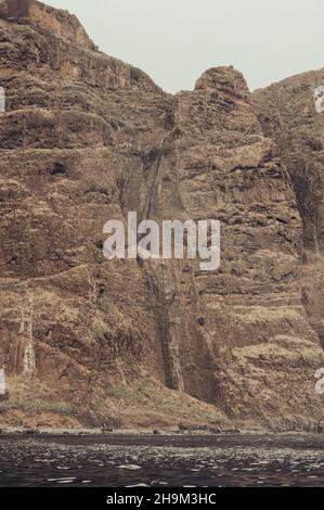 Panoramablick auf die schiere vulkanische Klippe, die sich über dem Ozean erhebt. Stockfoto