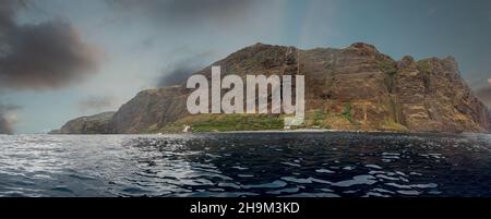 Panoramablick auf die schiere vulkanische Klippe, die sich über dem Ozean erhebt. Stockfoto