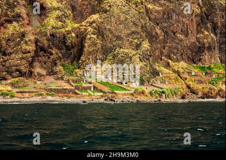 Panoramablick auf die schiere vulkanische Klippe, die sich über dem Ozean erhebt. Stockfoto