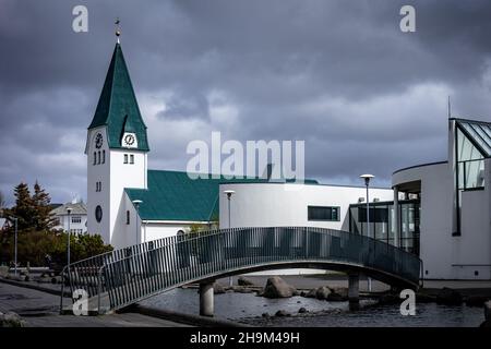 Hafnarfjordur, Island - 17. Juli 2021: Eine Hafnarfjardarkirkja-Kirche und das Gebäude der Musikschule im Stadtzentrum. Stockfoto