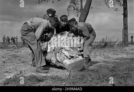 Szczecin, osiedle Warszewo, 1948-09. Junacy ze S³u¿von Polsce niweluj¹ teren pod budowê masztu szczeciñskiej radiostacji Polskiego Radia. msa PAP Szczecin, Warszewo, Sept. 1948. Mitglieder des Dienstes für Polen Nivelliergelände auf der Baustelle eines Mastes des polnischen Radiosenders Stettin. msa PAP Stockfoto