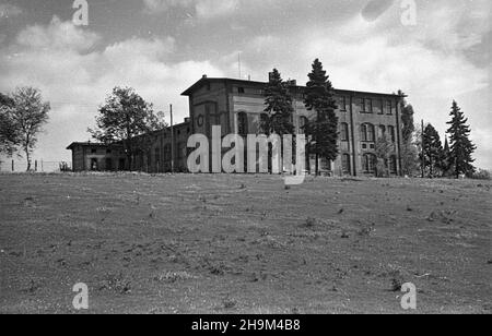 Szczecin, osiedle Warszewo, 1948-09. Budynek Radiofonicznego Oœrodka Nadawczego Polskiego Radia (wzniesiony ok. L 1900, S. Przed wojn¹ mieœci³ siê w nim oœrodek wychowawczy. Po wojnie do czerwca 1948 dzia³a³a tu Szko³a Powszechna. msa PAP Szczecin, Warszewo, Sept. 1948. Das Gebäude des Polnischen Rundfunksenders (erbaut um 1900). Vor dem Krieg beherbergte es ein Kinderbetreuungszentrum, nach dem Krieg, von 1948, eine Grundschule. msa PAP Stockfoto