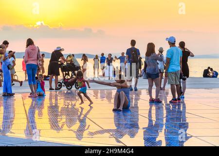 ZADAR, KROATIEN - 14. SEPTEMBER 2016: Dies ist ein nicht identifiziertes Volk am Ufer der Stadt bei einer Lichtinstallation "Gruß der Sonne bei Sonnenuntergang". Stockfoto