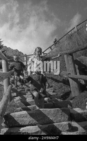 Polska, 1948-09. Schronisko nad Morskim Okiem (jezioro w Tatrach, po³o¿One w Dolinie Rybiego Potoku U stóp Miêguszowieckich Szczytów). NZ. Schody nad jezioro. msa PAP Dok³adny dzieñ wydarzenia nieustalony. Polen, 1948. September. Ein Hostel auf Morskie Oko (einem See in der Tatra, im Rybi Potok Tal am Fuße des Mieguszowieckie Szczyty Berges). Im Bild: Der Abstieg zum See. msa PAP Stockfoto