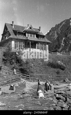 Polska, 1948-09. Schronisko nad Morskim Okiem (jezioro w Tatrach, po³o¿one w Dolinie Rybiego Potoku U stóp Miêguszowieckich Szczytów). msa PAP Dok³adny dzieñ wydarzenia nieustalony. Polen, 1948. September. Eine Herberge auf Morskie Oko (ein See in der Tatra, im Rybi Potok Tal am Fuße des Mieguszowieckie Szczyty Berg). msa PAP Stockfoto