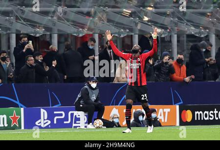 Fikayo Tomori von AC Milan feiert das erste Tor seiner Mannschaft während des UEFA Champions League-Spiels der Gruppe B im San Siro, Mailand. Bilddatum: Dienstag, 7. Dezember 2021. Stockfoto