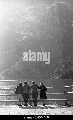 Polska, 1948-09. Morskie Oko, jezioro w Tatrach, po³o¿One w Dolinie Rybiego Potoku U stóp Miêguszowieckich Szczytów. msa PAP Dok³adny dzieñ wydarzenia nieustalony. Polen, 1948. September. Morskie Oko, ein See in der Tatra, im Rybi Potok Tal am Fuße des Mieguszowieckie Szczyty Berges. msa PAP Stockfoto