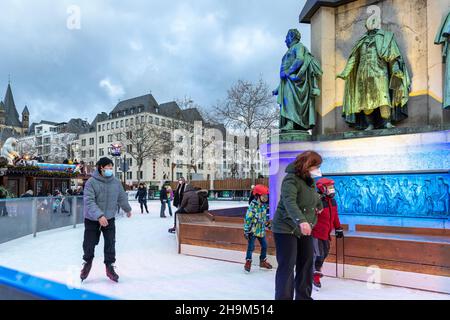 Schlittschuhlaufen auf dem Freilufteis auf dem Kölner Weihnachtsmarkt Stockfoto