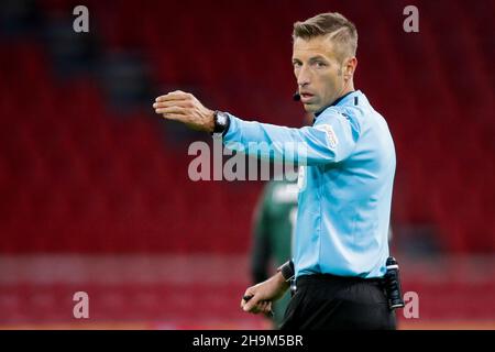 AMSTERDAM, NIEDERLANDE - 7. DEZEMBER: Schiedsrichter Davide Massa reagiert während des UEFA Champions League-Spiels zwischen Ajax und Sporting Clube de Portugal in der Johan Cruijff Arena am 7. Dezember 2021 in Amsterdam, Niederlande (Foto: Peter Lous/Orange Picics) Stockfoto