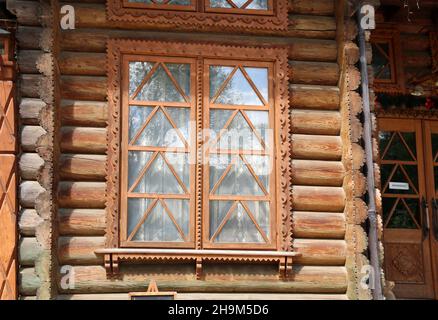 Ein Fenster in einem Haus aus Baumstämmen. Stockfoto