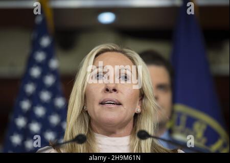 Washington, Usa. 07th Dez 2021. Die Rep. Marjorie Taylor Greene, R-GA, spricht am Dienstag, den 7. Dezember 2021, während einer Pressekonferenz im US-Kapitol in Washington, DC. Die Gruppe der Mitglieder des Republikanischen Repräsentantenhauses fordert die Freilassung der Angeklagten aus dem Gefängnis von DC im Januar 6th. Foto von Bonnie Cash/UPI Credit: UPI/Alamy Live News Stockfoto