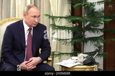 Neu-Delhi, Indien. 06. Dezember 2021. Der russische Präsident Wladimir Putin hört dem indischen Premierminister Narendra Modi während eines bilateralen Treffens im Hyderabad-Haus am 6. Dezember 2021 in Neu-Delhi, Indien, zu. Quelle: Mikhail Klimentyev/Russische Regierung/Alamy Live News Stockfoto