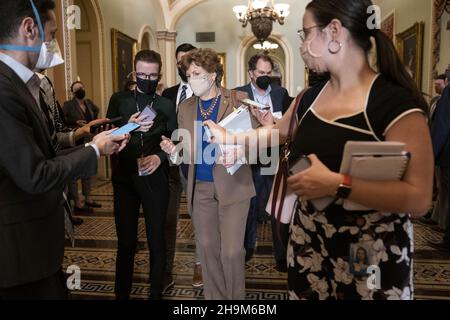 Washington, Usa. 07th Dez 2021. Senatorin Jeanne Shaheen, D-NH, spricht am Dienstag, dem 7. Dezember 2021, zu Reportern nach einem Mittagessen im US-Kapitol in Washington, DC. Foto von Sarah Silbiger/UPI Credit: UPI/Alamy Live News Stockfoto