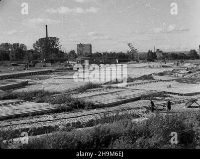 Stettin, 1948-09. Rozbudowa portu. NZ. Zniwelowano i osuszono podmok³y teren nad Odr¹. Dok³adny dzieñ wydarzenia nieustalony. bk PAP Szczecin, September 1948. Erdarbeiten an der Verlängerung des Anschlusses. Im Bild: Die Nivellierung von sumpfigem Boden an der oder. bk PAP Stockfoto