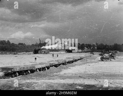 Stettin, 1948-09. Rozbudowa portu. NZ. Zniwelowano i osuszono podmok³y teren nad Odr¹. Dok³adny dzieñ wydarzenia nieustalony. bk PAP Szczecin, September 1948. Erdarbeiten an der Verlängerung des Anschlusses. Im Bild: Der sumpfige Boden an der oder wird geebnet und abgelassen. bk PAP Stockfoto