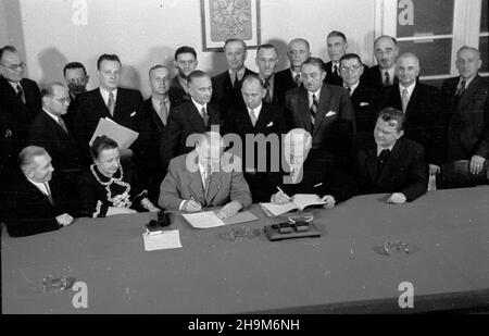 Warszawa, 1948-09-02. Podpisanie przez Polskê i Czechos³owacjê umowy pocztowo-telegraficznej. NZ. za sto³em siedz¹, m.in.: czeski Minister poczt dr. Alois Neuman (3L), Minister poczt i telegrafów prof. Wac³aw Szymanowski (2P). ka PAP Warschau, 2. September 1948. Polen und die Tschechoslowakei unterzeichnen ein Abkommen über Posten und Telegramme. Im Bild: Tschechischer Postminister Alois Neuman (3rd links), Post- und Telegrafenminister Professor Waclaw Szymanowski (4th rechts). ka PAP Stockfoto