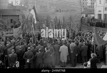 Warszawa, 1948-09-05. Uroczystoœæ wmurowania aktu erekcyjnego pod siedzibê Zwi¹zku Zawodowego Pracowników Skarbowych przy ulicy Mazowieckiej. ka PAP Warschau, 5. September 1948. Die Zeremonie zur Befestigung der Fundamenttafel an der Wand des Sitzes der Gewerkschaft der Angestellten des Schatzamtes in der Mazowiecka Straße. ka PAP Stockfoto