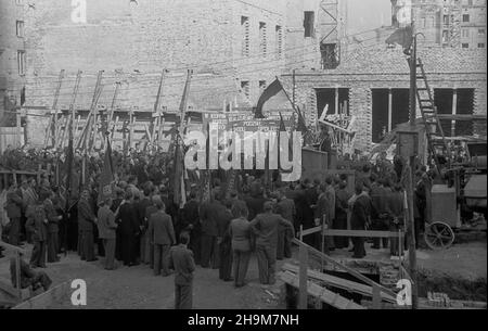 Warszawa, 1948-09-05. Uroczystoœæ wmurowania aktu erekcyjnego pod siedzibê Zwi¹zku Zawodowego Pracowników Skarbowych przy ulicy Mazowieckiej. ka PAP Warschau, 5. September 1948. Die Zeremonie zur Befestigung der Fundamenttafel an der Wand des Sitzes der Gewerkschaft der Angestellten des Schatzamtes in der Mazowiecka Straße. ka PAP Stockfoto