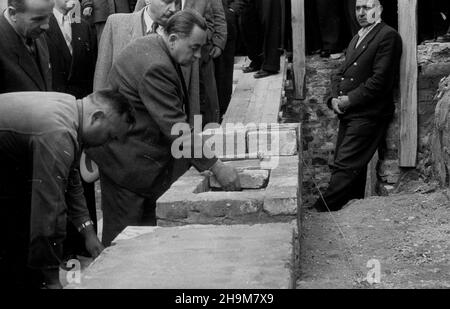 Warszawa, 1948-09-05. Uroczystoœæ wmurowania aktu erekcyjnego pod siedzibê Zwi¹zku Zawodowego Pracowników Skarbowych przy ulicy Mazowieckiej. NZ. Sekretarz generalny Komisji Centralnej Zwi¹zków Zawodowych Adam Kury³owicz wmurowuje tubê z Akt erekcyjnym. ka PAP Warschau, 5. September 1948. Die Zeremonie zur Festsetzung der Fundamenttafel an der Wand des Sitzes der Gewerkschaft der Angestellten des Schatzamtes in der Mazowiecka Straße. Im Bild: der generalsekretär des Zentralkomitees der Gewerkschaften, Adam Kury³owicz, baut mit dem Gründungsakt einen Container. ka PAP Stockfoto