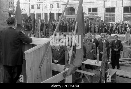 Warszawa, 1948-09-05. Uroczystoœæ wmurowania aktu erekcyjnego pod siedzibê Zwi¹zku Zawodowego Pracowników Skarbowych przy ulicy Mazowieckiej. NZ. przemówienie prezydenta Warszawy Stanis³awa To³wiñskiego. ka PAP Warschau, 5. September 1948. Die Zeremonie zur Festsetzung der Fundamenttafel an der Wand des Sitzes der Gewerkschaft der Angestellten des Schatzamtes in der Mazowiecka Straße. Im Bild: Der Warschauer Bürgermeister Stanislaw Tolwinski spricht. ka PAP Stockfoto