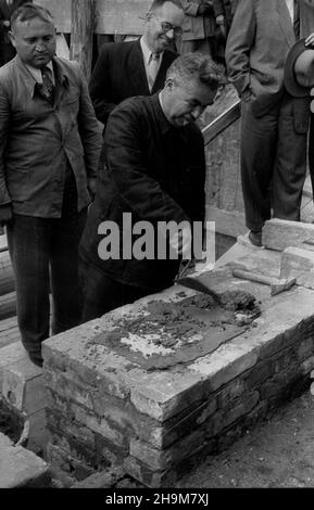 Warszawa, 1948-09-05. Uroczystoœæ wmurowania aktu erekcyjnego pod siedzibê Zwi¹zku Zawodowego Pracowników Skarbowych przy ulicy Mazowieckiej. NZ. Prezydent Warszawy Stanis³aw To³wiñski wmurowuje tubê z Akt erekcyjnym. ka PAP Warschau, 5. September 1948. Die Zeremonie zur Festsetzung der Fundamenttafel an der Wand des Sitzes der Gewerkschaft der Angestellten des Schatzamtes in der Mazowiecka Straße. Im Bild: Der Warschauer Bürgermeister Stanislaw tolwinski baut mit dem Gründungsakt einen Container. ka PAP Stockfoto