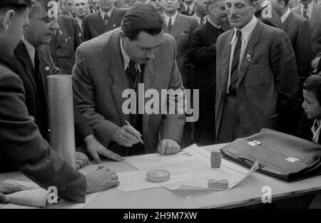 Warszawa, 1948-09-05. Uroczystoœæ wmurowania aktu erekcyjnego pod siedzibê Zwi¹zku Zawodowego Pracowników Skarbowych przy ulicy Mazowieckiej. NZ. prezes Centralnego Urzêdu Planowania Tadeusz Dietrich podpisuje Akt erekcyjny. ka PAP Warschau, 5. September 1948. Die Zeremonie zur Festsetzung der Fundamenttafel an der Wand des Sitzes der Gewerkschaft der Angestellten des Schatzamtes in der Mazowiecka Straße. Im Bild: Der Leiter der Zentrale für Planung Tadeusz Dietrich unterschreibt den Gründungsakt. ka PAP Stockfoto