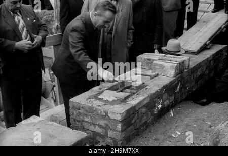 Warszawa, 1948-09-05. Uroczystoœæ wmurowania aktu erekcyjnego pod siedzibê Zwi¹zku Zawodowego Pracowników Skarbowych przy ulicy Mazowieckiej. NZ. minister skarbu Konstanty D¹browski wmurowuje tubê z aktem erekcyjnym. ka PAP Warschau, 5. September 1948. Die Zeremonie zur Festsetzung der Fundamenttafel an der Wand des Sitzes der Gewerkschaft der Angestellten des Schatzamtes in der Mazowiecka Straße. Im Bild: Finanzminister Konstanty Dabrowski baut mit dem Gründungsakt einen Container. ka PAP Stockfoto