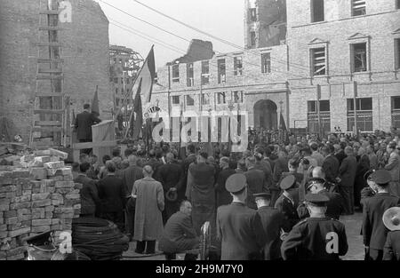 Warszawa, 1948-09-05. Uroczystoœæ wmurowania aktu erekcyjnego pod siedzibê Zwi¹zku Zawodowego Pracowników Skarbowych przy ulicy Mazowieckiej. ka PAP Warschau, 5. September 1948. Die Zeremonie zur Befestigung der Fundamenttafel an der Wand des Sitzes der Gewerkschaft der Angestellten des Schatzamtes in der Mazowiecka Straße. ka PAP Stockfoto