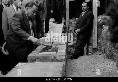 Warszawa, 1948-09-05. Uroczystoœæ wmurowania aktu erekcyjnego pod siedzibê Zwi¹zku Zawodowego Pracowników Skarbowych przy ulicy Mazowieckiej. NZ. Sekretarz generalny Komisji Centralnej Zwi¹zków Zawodowych Adam Kury³owicz wmurowuje tubê z Akt erekcyjnym. ka PAP Warschau, 5. September 1948. Die Zeremonie zur Festsetzung der Fundamenttafel an der Wand des Sitzes der Gewerkschaft der Angestellten des Schatzamtes in der Mazowiecka Straße. Im Bild: der generalsekretär des Zentralkomitees der Gewerkschaften, Adam Kury³owicz, baut mit dem Gründungsakt einen Container. ka PAP Stockfoto